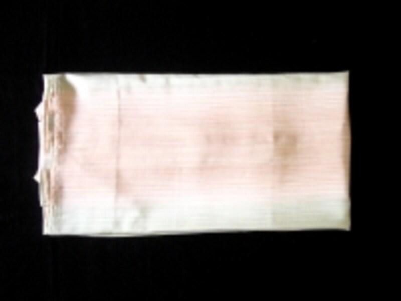 衿先が折れないように注意