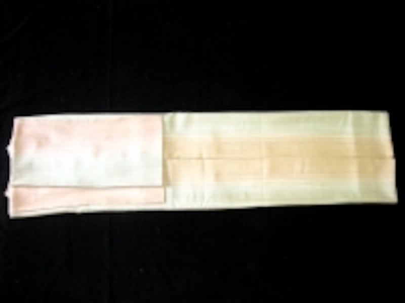 中央で左右の脇線を合わせる