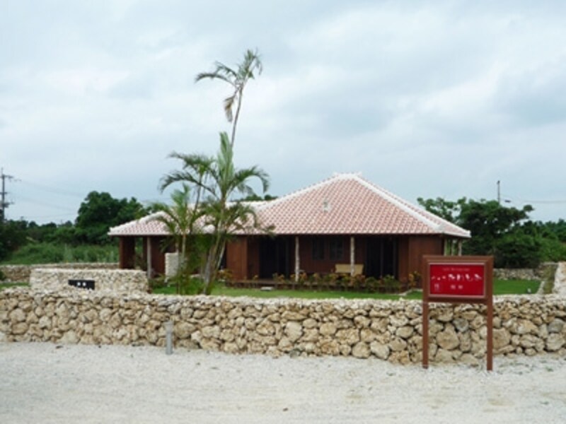 昔ながらの赤瓦の古民家が多い竹富島では、宿