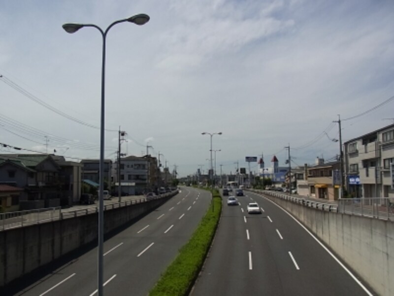 JR・阪急両駅の東側を南北に走る幹線道路。南は伊丹を経て阪神尼崎、北はニュータウン方面へとつながっている。