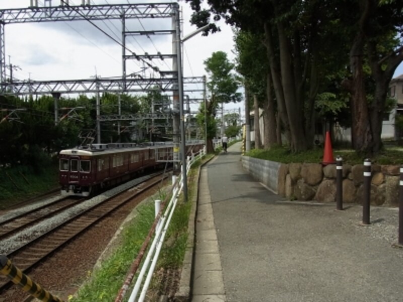 阪急「川西能勢口」駅から西側に2～3分ほど歩くと住宅地。北側（右側）の方が高くなっているのがわかる。