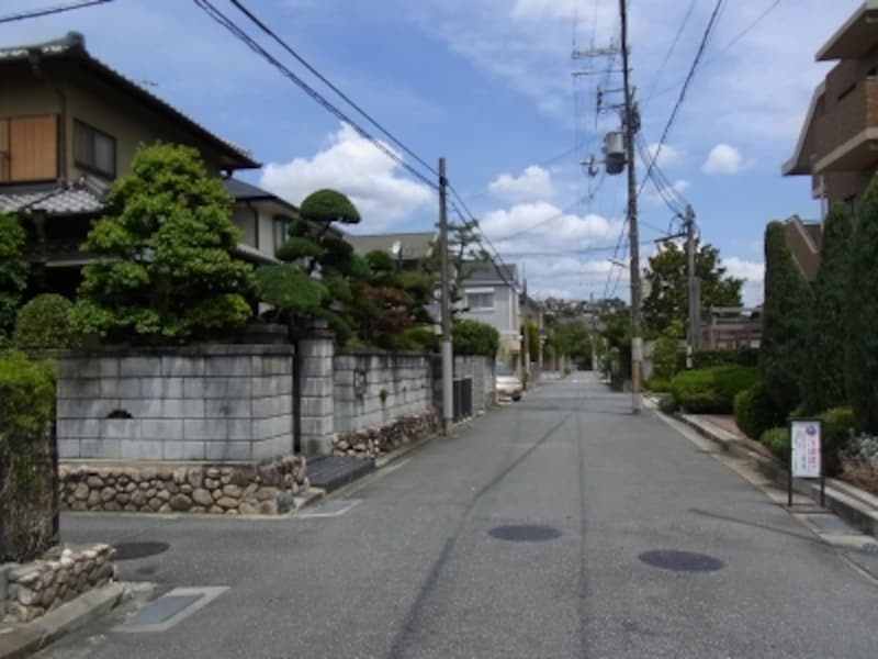 敷地が大きく整形の区画が並ぶ住宅地。駅前よりは一段高いがフラットな土地。