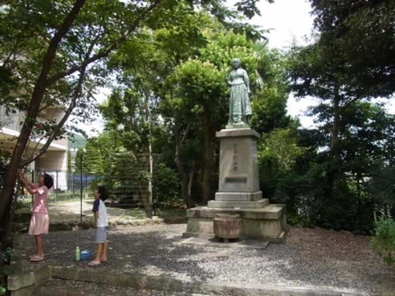 住宅街で見つけた「ナイチンゲール像」。子どもが蝉とりする姿が懐かしい感じ。