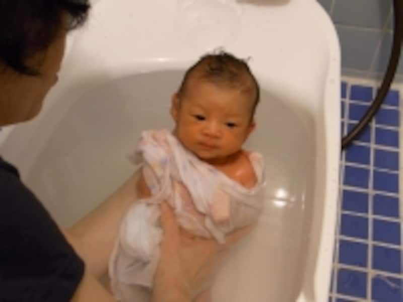 ガーゼをかけると落ち着きます。赤ちゃんはお風呂が大好きです。