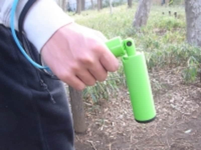 ヌンチャクのように回しながら、楽しんで充電することができます。