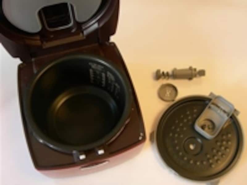 お手入れが必要な、裏ブタとカートリッジ部分。小さい部品があるので失くさないように