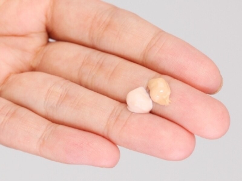 下地とファンデーションを1:1くらいの分量で指に取ります。