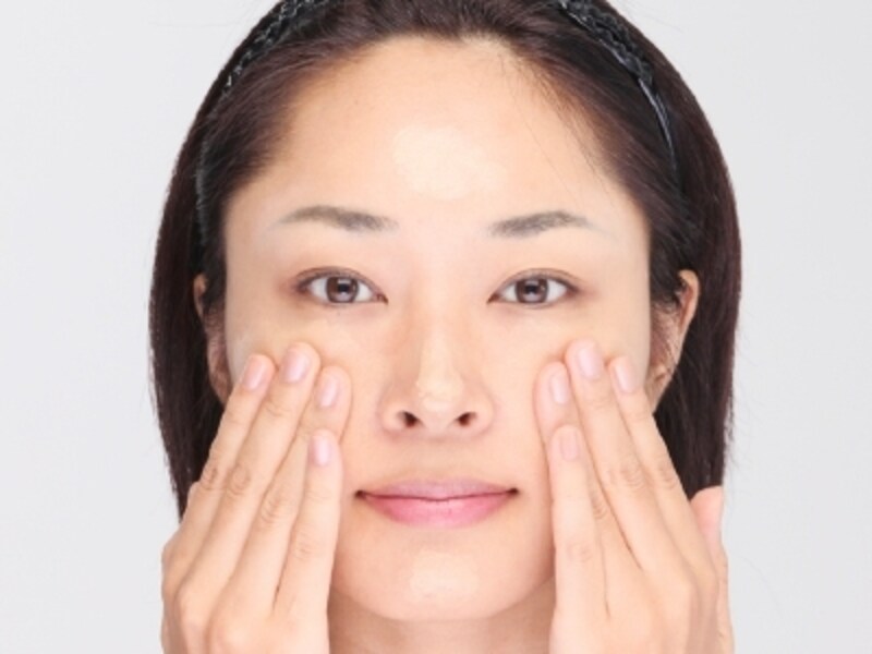 置くときの分量は、頬:6、額:2、鼻先:1、あご:1を目安に。