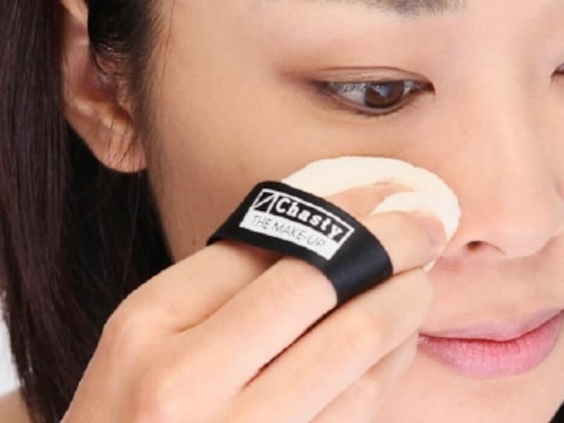 小鼻の横や目のキワなどの細部は、パフを折り曲げて押さえるようにして。