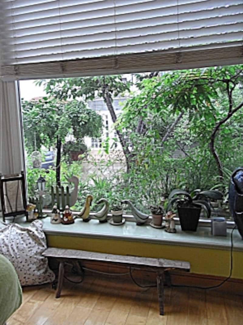 ダイニングに隣接したお茶を飲むスペース。大きなガラス窓からは、庭の豊かな緑が存分に楽しめます。