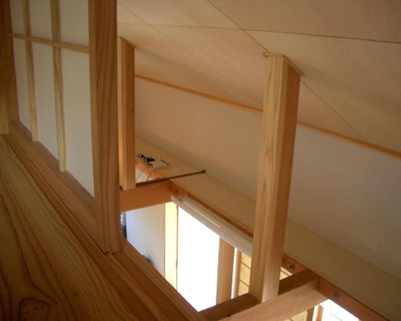 無垢の木や珪藻土は調湿機能があるので快適な部屋に。吹き抜けに障子を付けるアイディアは今すぐマネできそう