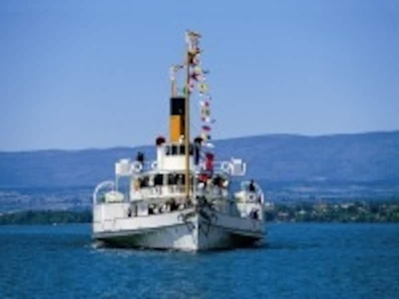 夏季、スイスの湖は大小さまざまな船が行き交う