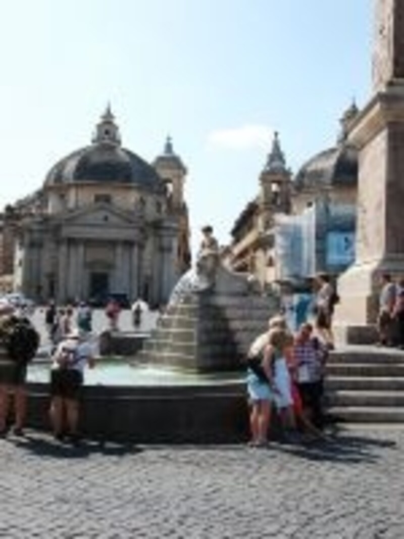 ベルニーニの噴水が装飾されたポポロ広場のオベリスク