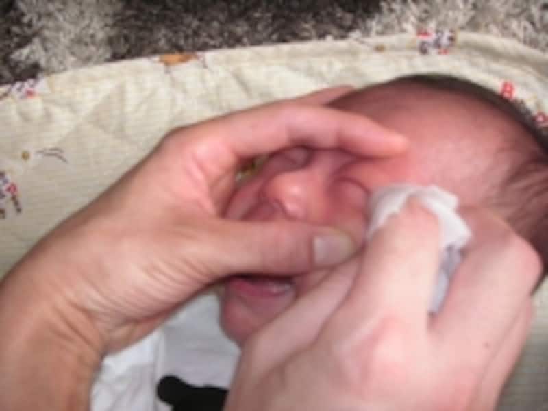 目頭→目尻にかけて拭く