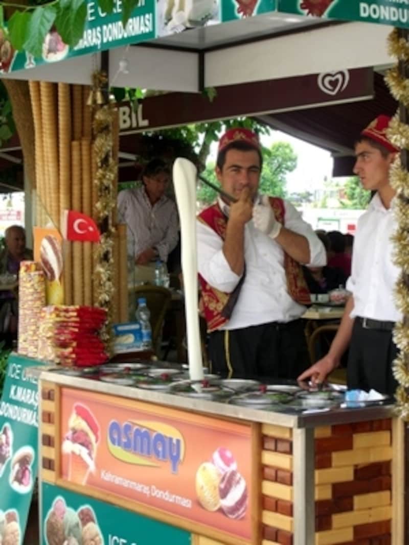 頑張ってトルコ語にトライしてみると、トルコ人も大喜びでサービスしてくれるかも