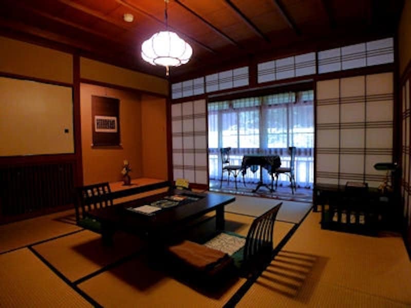日本建築の伝統である光と影を大事にした和室。他に洋室も併設。