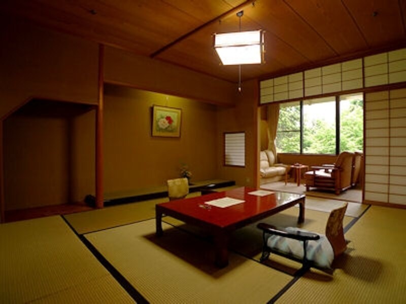 新館「景山荘」の客室は、緑に囲まれた上質な空間。