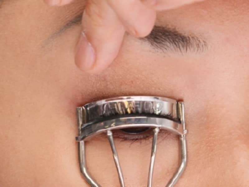 まぶたを引き上げると、まつ毛が根元からしっかり挟めます