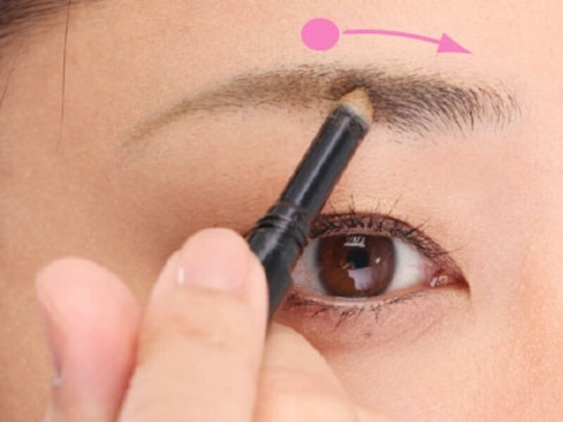 眉頭はふんわり仕上げるとナチュラルな仕上がりに