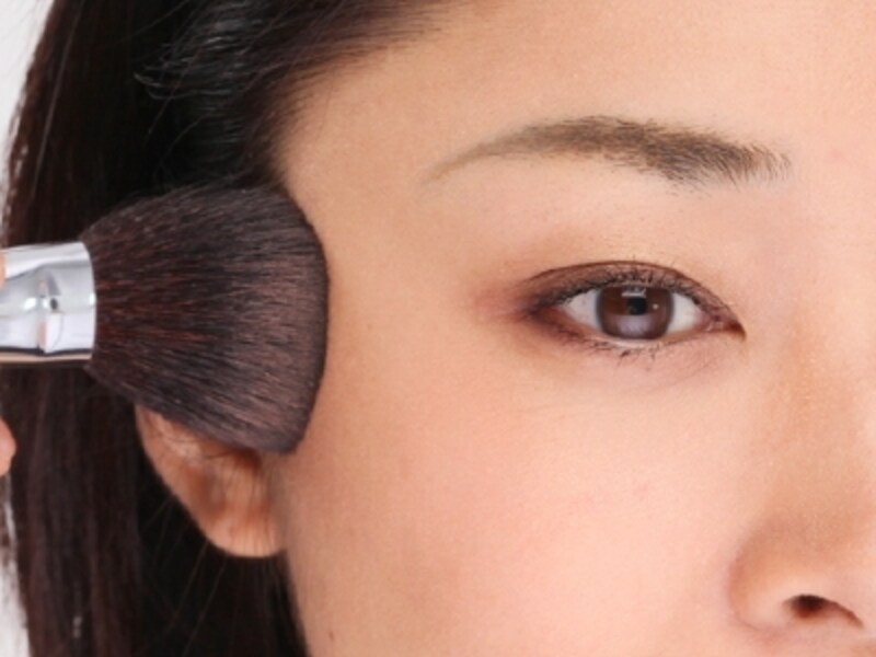 耳の上あたりに向かってブラシを引いて