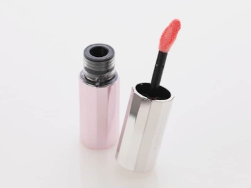 やわらかなルージュを均一に唇にのせられるチップを採用。先端がスリムなので塗りやすい