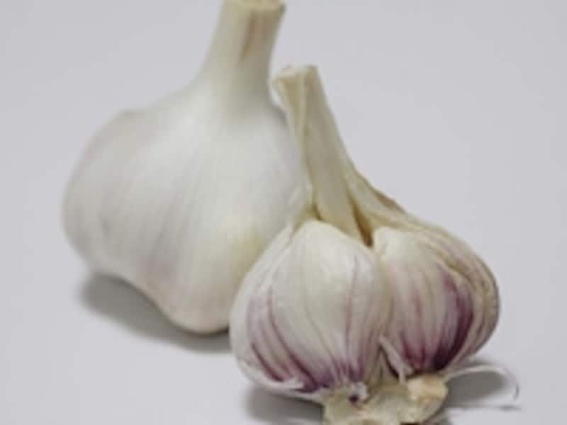 種ニンニクは皮をむき、一片一片に分けて植えつけます。