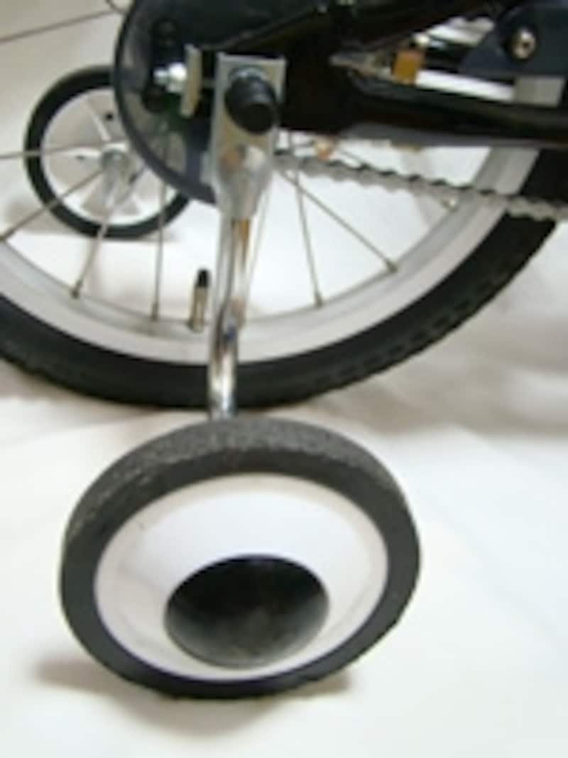補助輪はボルトで留められているものが多い。モンキーレンチなどで簡単に着脱できる