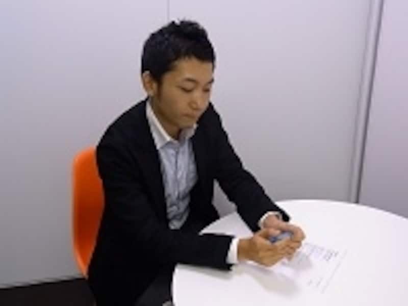 会話中ペンを触る彼