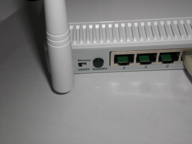 裏面にある工場出荷時に戻すリセットスイッチ（中央）