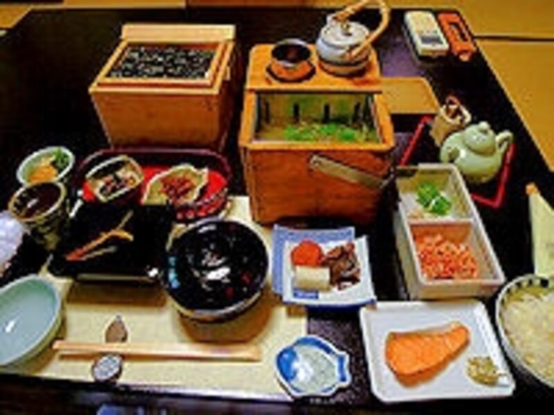 朝食は名物の黒豆湯豆腐が中心。シンプルにして上質