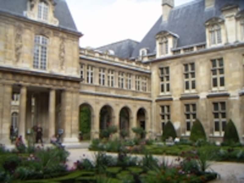 パリの歴史を扱うカルナヴァレ美術館は市立なので入場は無料