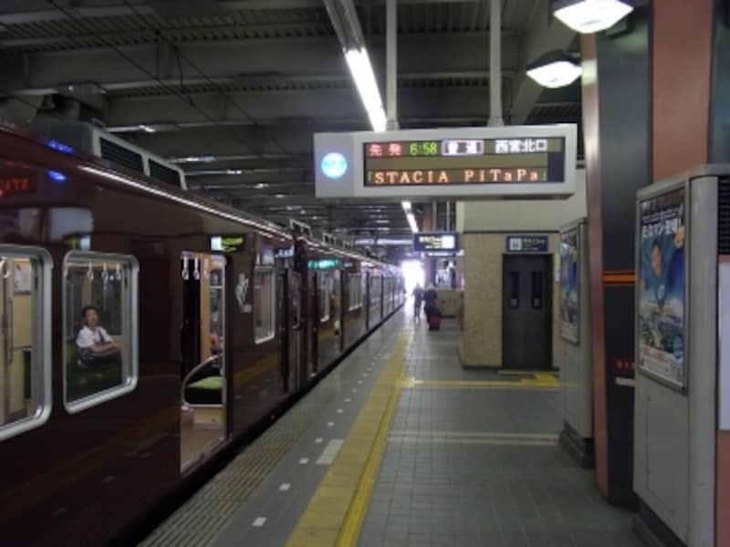 阪急「宝塚」駅のホーム。東（少し南振り）に向かって出発。