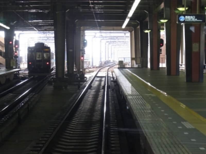 宝塚駅ホームは建物の中。左手に見えるのは阪急宝塚線の電車。