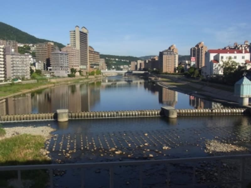 大劇場を過ぎると進路を南に向けて武庫川を越える。マンション多し。