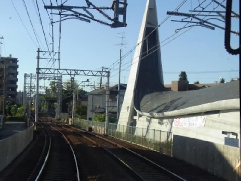 駅を出て右手（西）に見える変わったフォルムの建物は「カトリック宝塚教会」