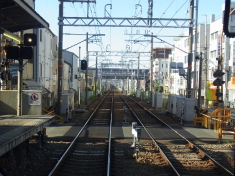 「仁川」駅の次駅、小説中の「有名私立大である」関西学院大学の最寄駅「甲東園」駅。