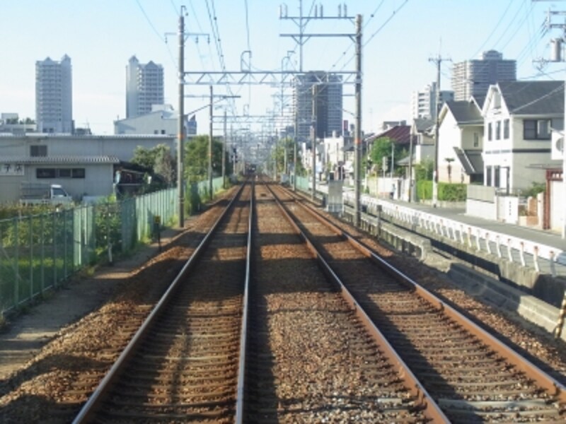 「門戸厄神」駅を過ぎると西宮北口周辺の高層ビルが目に入る。