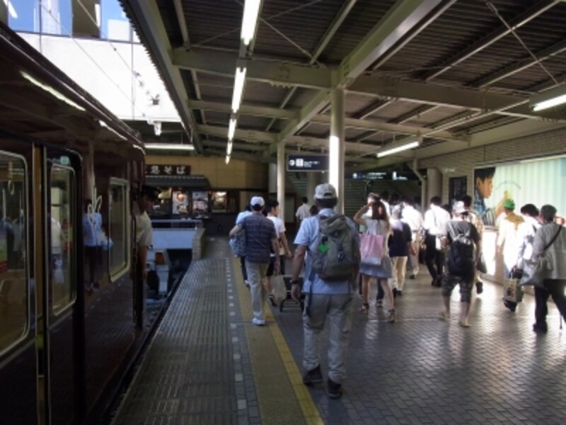 阪急神戸線方面へと向かう人たち。三宮に向かうのか、梅田に向かうのか、はたまた下車するのか？