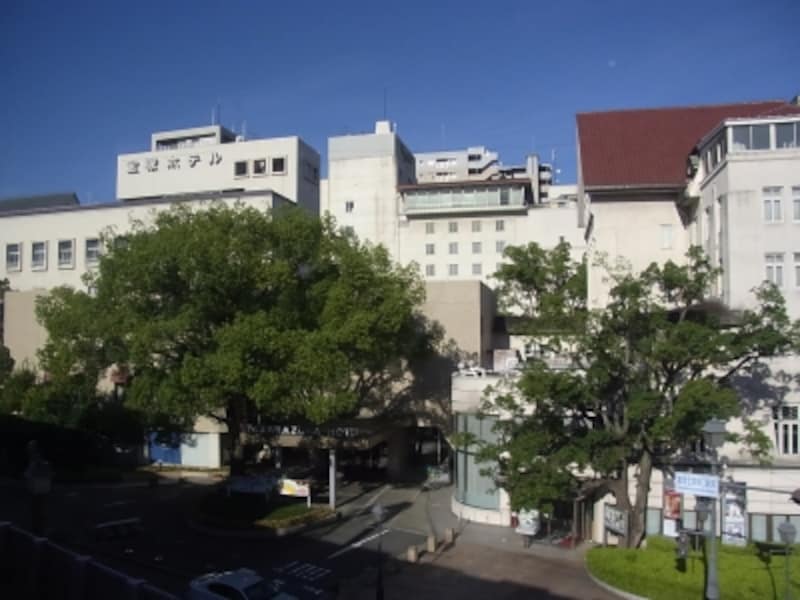 車窓からみた「討ち入り」現場の宝塚ホテル。