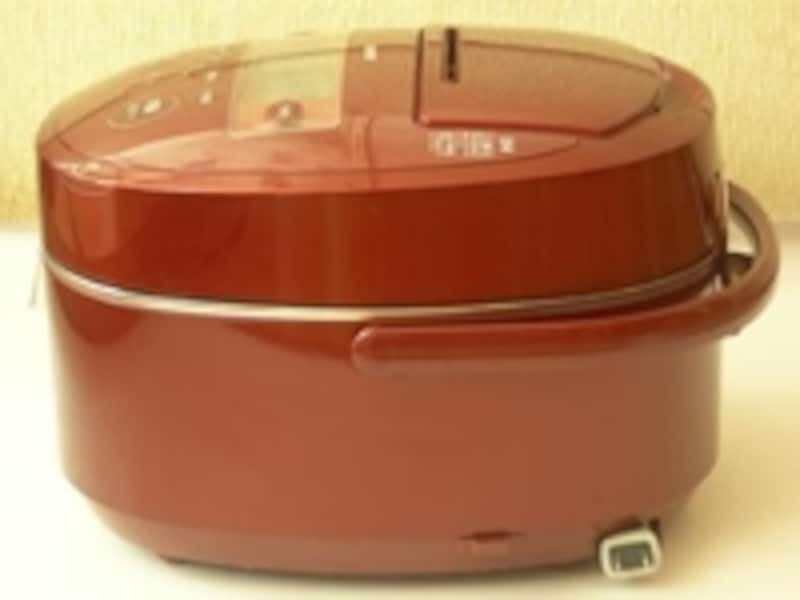 小判型の円筒で、横顔もスッキリした印象