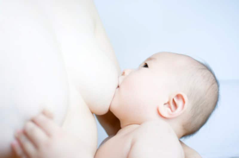 赤ちゃんへのおっぱいの含ませ方と授乳姿勢を学ぼう