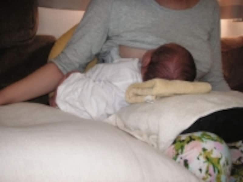 赤ちゃんへのおっぱいの含ませ方と授乳の姿勢はどうするのがいい 母乳育児 授乳 All About
