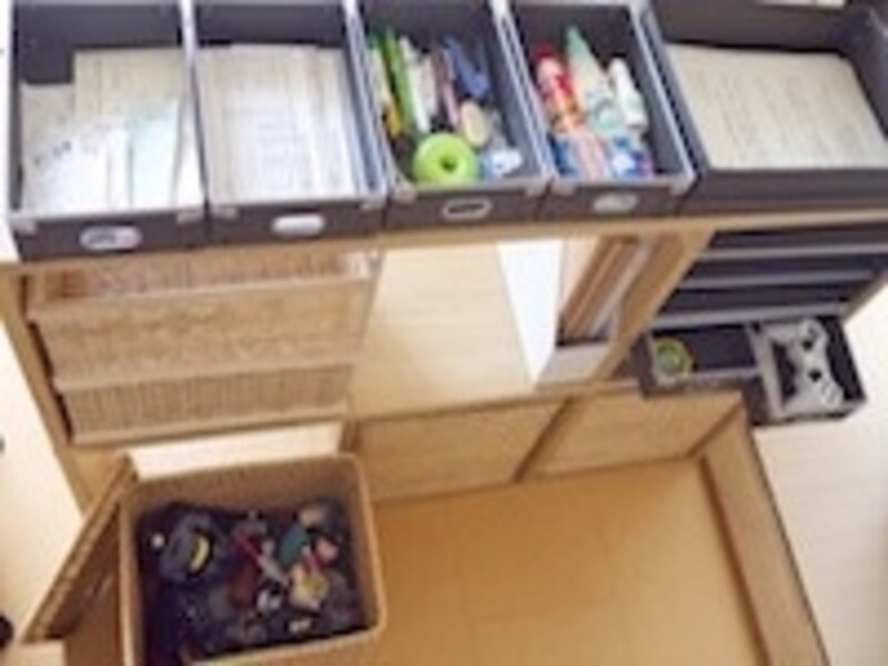 全部出して並べてしまう、という発想の転換。硬質パルプの引き出しは、軽くて出しやすいので、お片付けステーションにぴったり。
