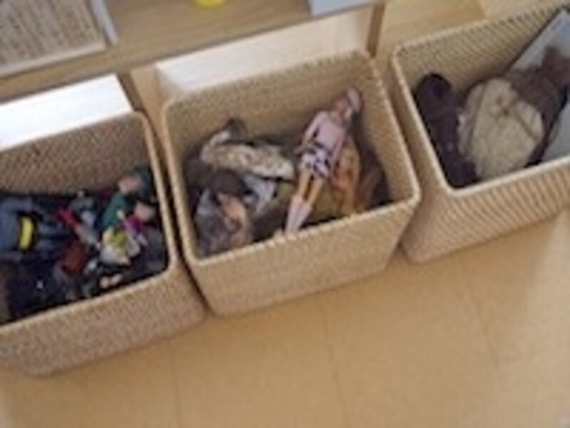 一人にひとつのボックス。その日に居間に散らかしてしまったものを「とりあえず入れておく」場所です。