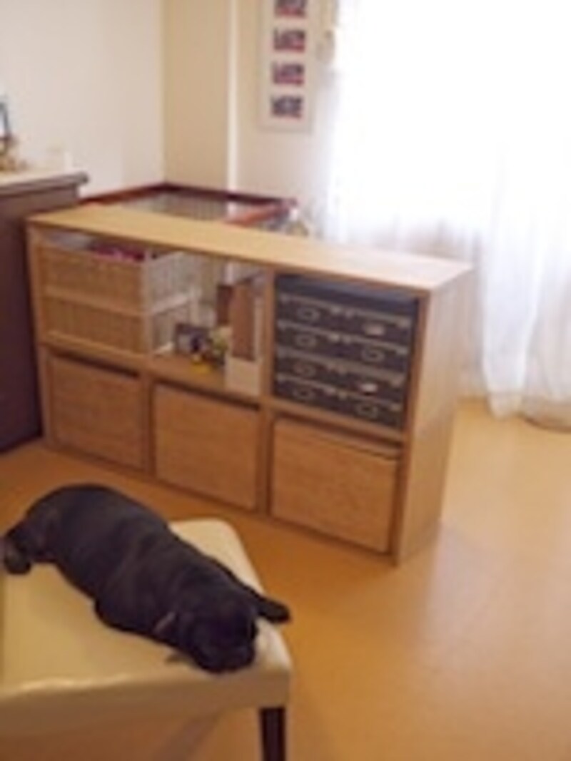 壁にぴったりと寄せて設置するよりも、乱雑な部分を隠すように部屋の真ん中に置くことで、逆に部屋が片付いた印象になることも。