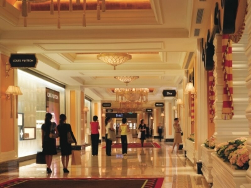 世界的有名ブランドばかりがズラリと並ぶ光景は圧巻 (c) Wynn Macau