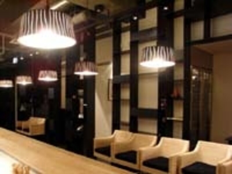 視線を隠すスチールの棚