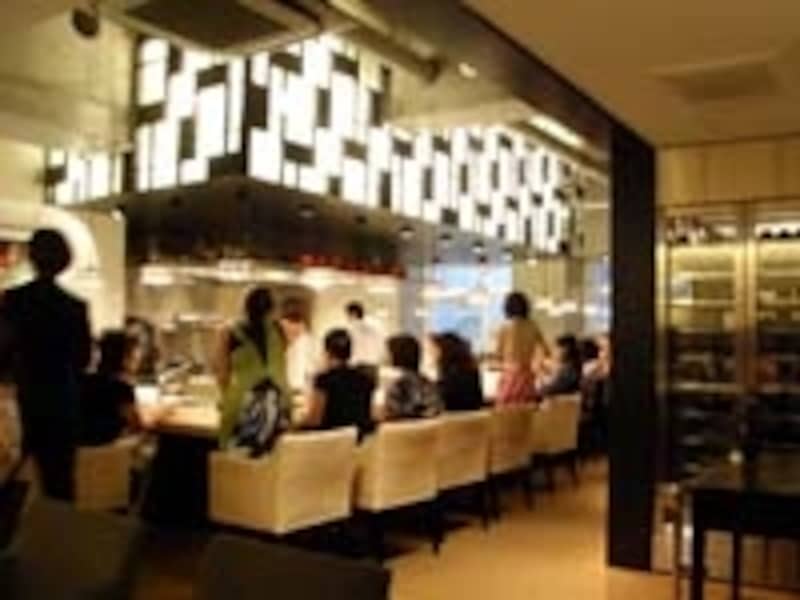 厨房を取り囲む客席