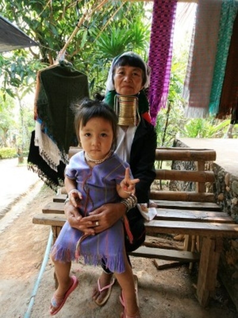 首にコイルを巻いたいわゆる「首長族」はミャンマーの混乱から逃れてきた難民として暮らしている