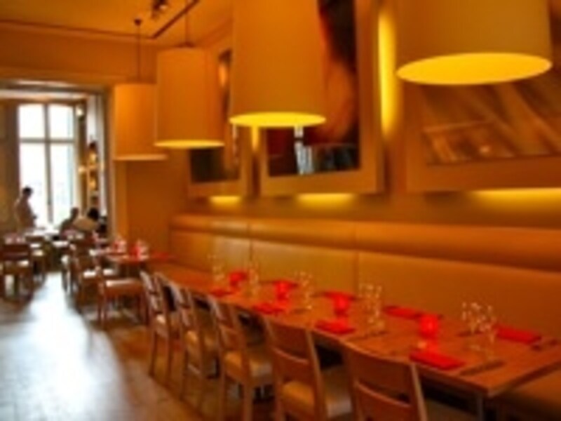 店内は元気な“赤”を基調に